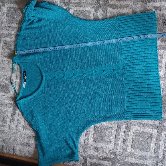 ๐ 3/$20๐ Cable & Gauge US L top with Drop Sleeves in Bright Turquoise - Picture 9 of 10